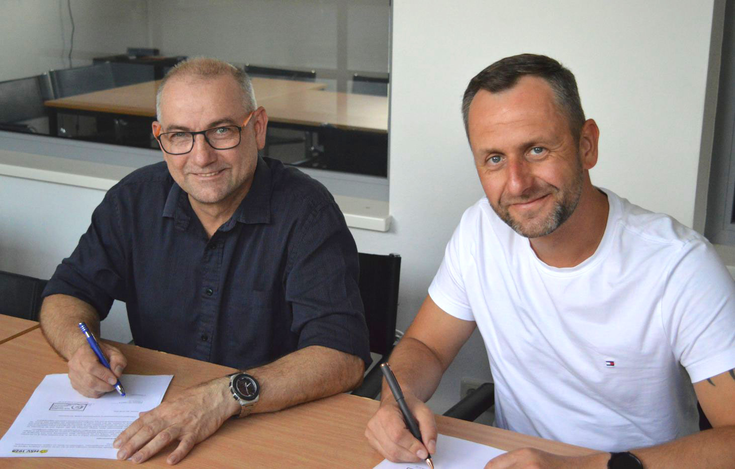 HSV-Vorstand Ralf Beckmann und Geschäftsführer Björn Polster bei der Vertragsunterzeichnung