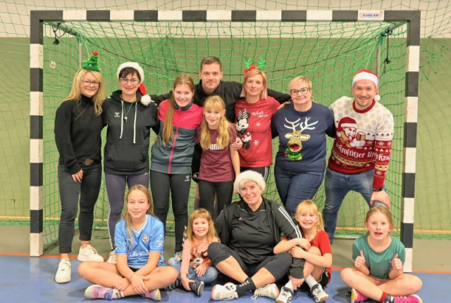 Weihnachtliches Handballspektakel in der Niederzwönitzer Sporthalle